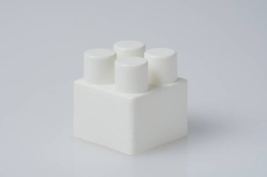 İnşaat küpleri, beyaz arkaplanı kapatın. Çocuk oyuncağı yan görüntüyü izole et.