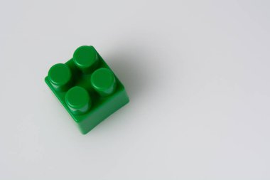 Beyaz arka planda yeşil blok inşaatçısı. İnşaat fikri kavramı