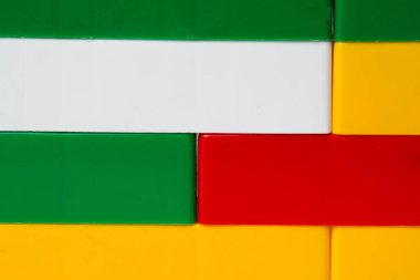 Plastik yapı taşlarından bir duvar. Çocuk tasarımcısının rengarenk geçmişinden.