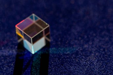 Koyu mavi arkaplanda renkli kristal