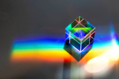 Gri yüzeyde renkli kare kristal