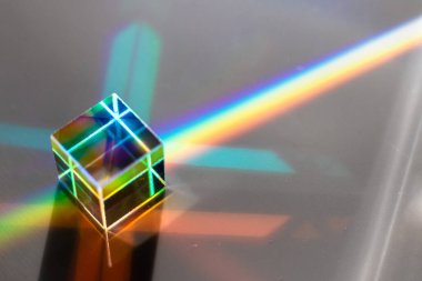 Gri yüzeyde renkli kare kristal