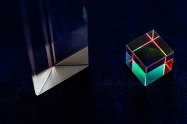 Koyu mavi arkaplanda renkli kristal