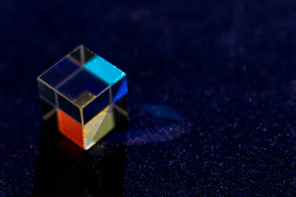 Cristal Color Sobre Fondo Azul Oscuro — Foto de Stock