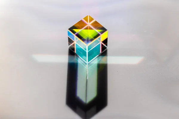 Cristal Cuadrado Color Sobre Una Superficie Gris —  Fotos de Stock