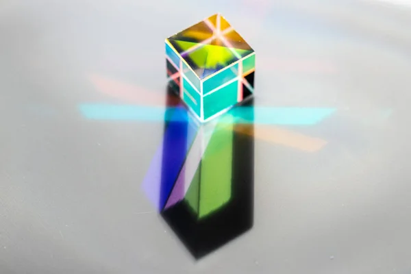 Gekleurd Vierkant Kristal Een Grijs Oppervlak — Stockfoto