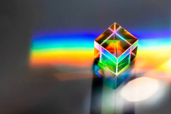 Cristal Cuadrado Color Sobre Una Superficie Gris — Foto de Stock