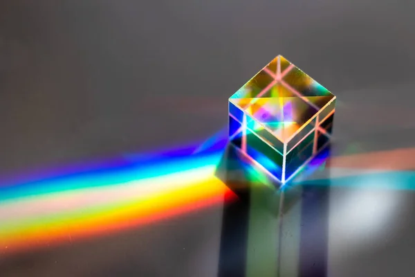 Gekleurd Vierkant Kristal Een Grijs Oppervlak — Stockfoto