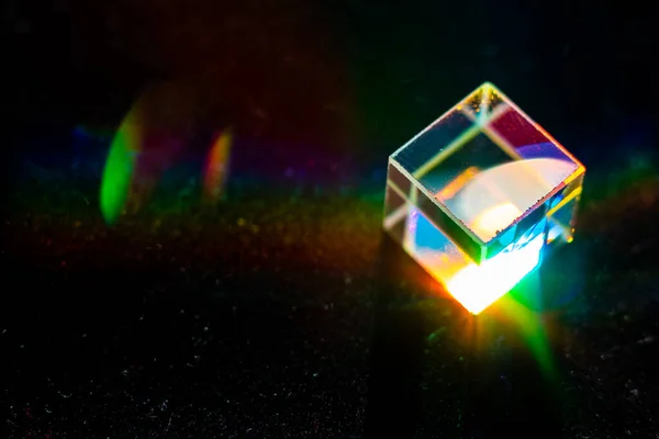 Gekleurd Vierkant Kristal Een Zwarte Achtergrond — Stockfoto