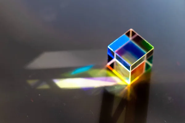 Cristallo Quadrato Colorato Una Superficie Grigia — Foto Stock