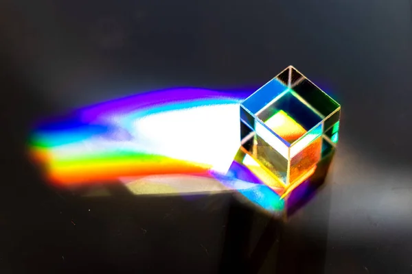 Cristal Quadrado Colorido Uma Superfície Cinza — Fotografia de Stock