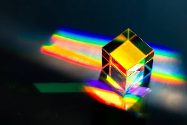 Cristal Cuadrado Color Sobre Una Superficie Gris — Foto de Stock