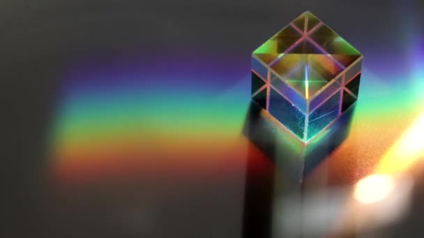 Kleur vierkante kristal met regenboog — Stockvideo