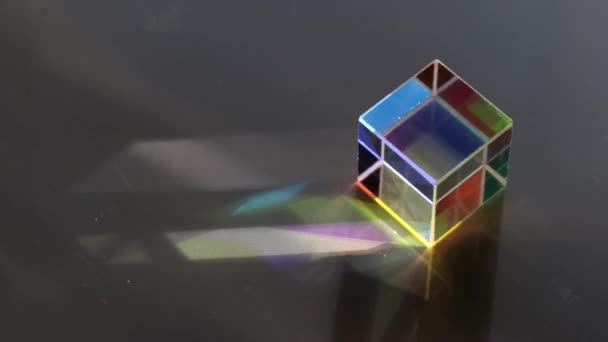 Kleur vierkante kristal met regenboog — Stockvideo