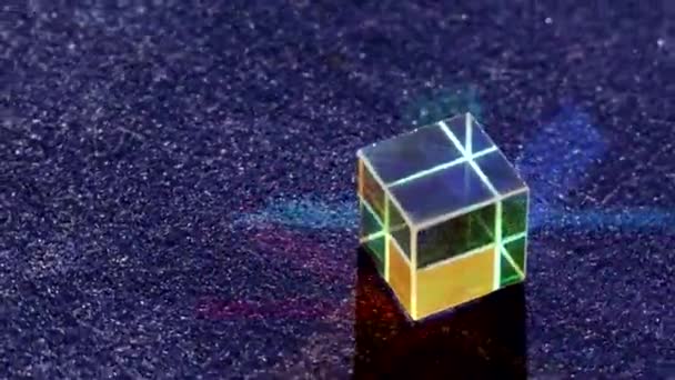 Цвет квадратный кристалл с радугой — стоковое видео