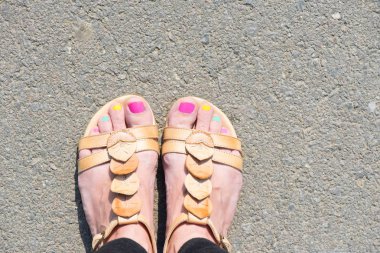 Sandaletler içinde renkli çivi ile kadın bacakları