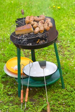 Sosis ve domuz yağı ile taşınabilir Barbekü bitmiş