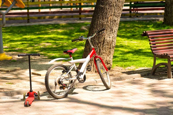 Fahrrad Und Roller Für Kinder Park — Stockfoto