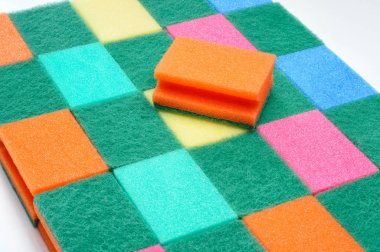 Arka plan beyaz arka plan üzerinde izole renkli temizleme süngeri