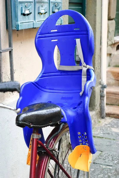Blauer Fahrradsitz Für Kinder Die Vom Regen Begossen Werden — Stockfoto