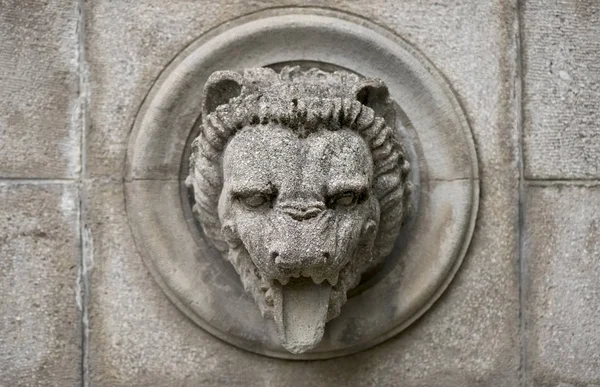 Duvardaki aslan başıyla eski kabartma