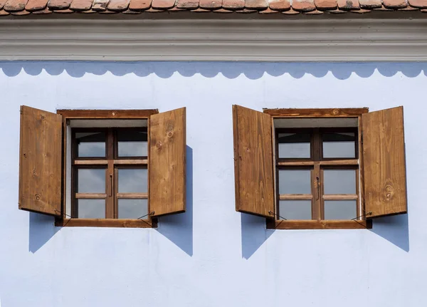 İki rustik ahşap pencere Viscri, Romanya