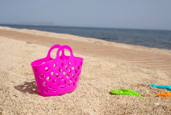 Розовый Пластиковый Пляжный Пакет Песке — стоковое фото