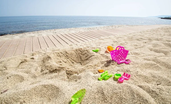 Пластиковые Игрушки Песке Моря — стоковое фото