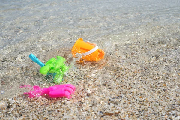 Brinquedos Coloridos Plástico Nas Ondas Água Mar — Fotografia de Stock