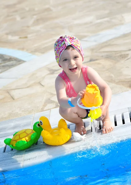 Meisje Spelen Met Opblaasbare Speelgoed Bij Het Zwembad — Stockfoto