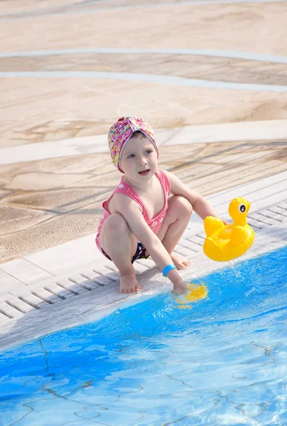 Kleines Mädchen Spielt Mit Spielzeug Pool — Stockfoto