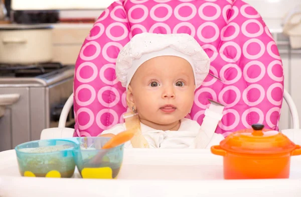 Baby Med Kockmössa Väntar Mat — Stockfoto