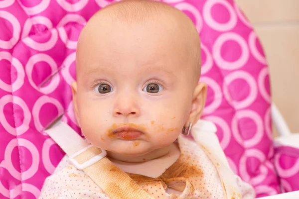 Baby Smutsiga Hans Mun Efter Att Ätit — Stockfoto