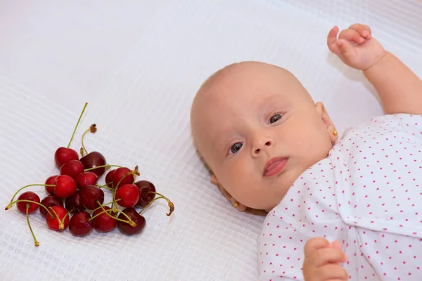 Baby Flicka Stående Med Körsbär Vit Bakgrund — Stockfoto