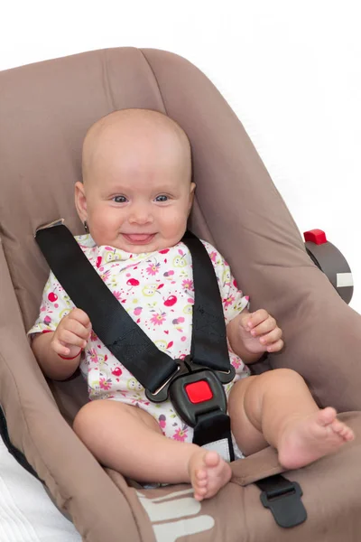 İzole bir araba koltukta kız bebek