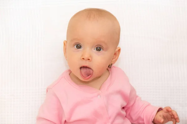 Funny Baby Flicka Öppna Munnen Vit Bakgrund — Stockfoto