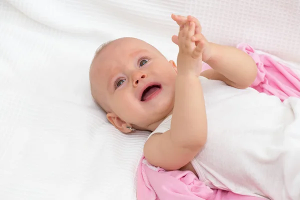 Baby Flicka Liggande Rygg Med Armarna Höja — Stockfoto