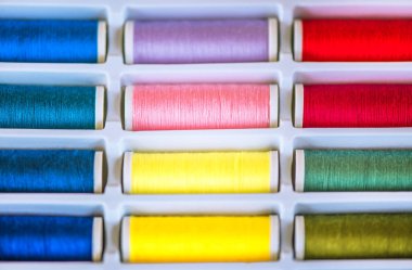 Farklı renk ve tonları konu ile makaralar