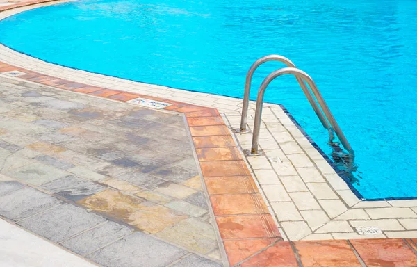 Havuz mavi temiz su ve merdiven, ayrıntı ile