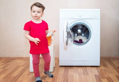 Küçük kız ve çamaşır makinesi içinde belgili tanımlık geçmiş