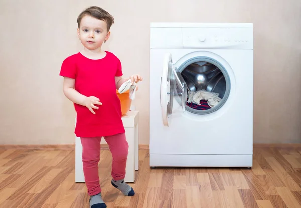 Küçük Kız Çamaşır Makinesi Içinde Belgili Tanımlık Geçmiş — Stok fotoğraf