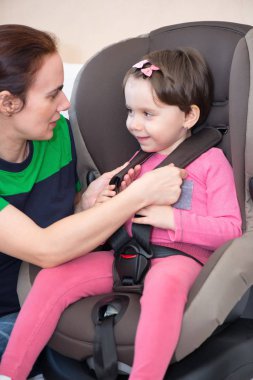 Anne izole kırpma yoluyla araba koltuğu sabitleme kızı