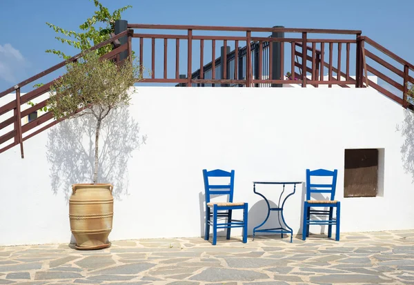 Yunanca olarak Crete ada iki geleneksel ahşap sandalye ve bir metal masa açık havada