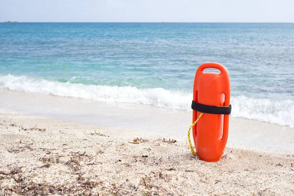 Оранжевый Буй Стоящий Песке Перед Морем Концепция Безопасности — стоковое фото