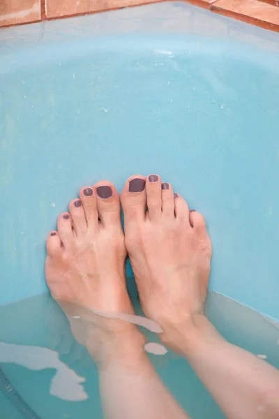 Füße Einer Frau Badewanne Detail — Stockfoto