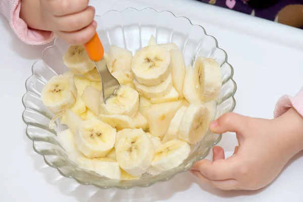 Szczegóły Szklanej Misy Plasterkami Banana Dłońmi Dziecka — Zdjęcie stockowe