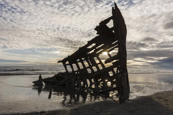 オレゴン州の日没時ピーター ミネラルメイクジェーンの難破船のスケルトン — ストック写真