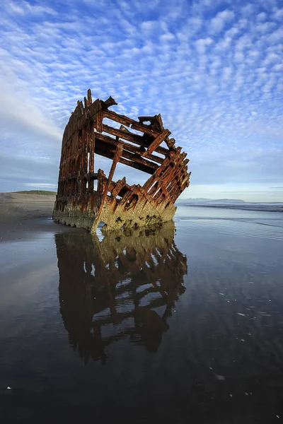 日没近くで採取されたアストリア オレゴン州の近くのピーター ミネラルメイクジェーン難破船 — ストック写真