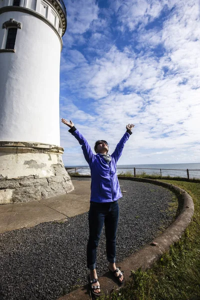 Woman Raises Her Hands Joyful Moment Next North Head Lighthouse — Stock Photo, Image