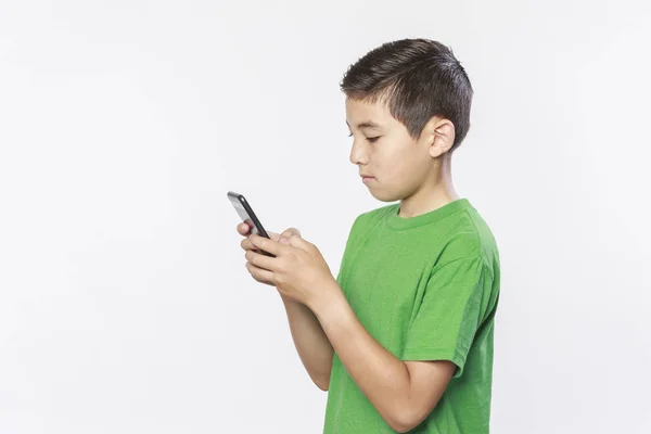 Conceptuele Foto Van Een Jongen Die Sms Zijn Mobiele Telefoon — Stockfoto